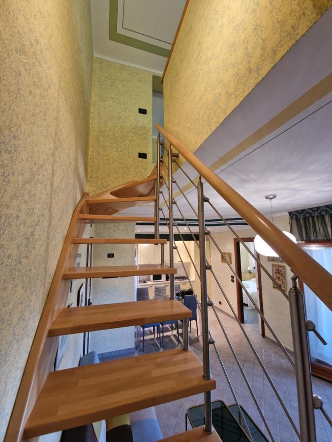 Casa Vittoria Sirmione Punta Gro Con Piscina Lägenhet Exteriör bild