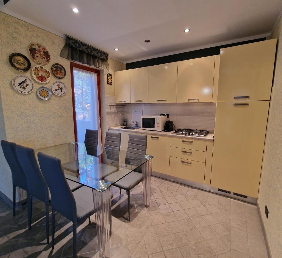 Casa Vittoria Sirmione Punta Gro Con Piscina Lägenhet Exteriör bild